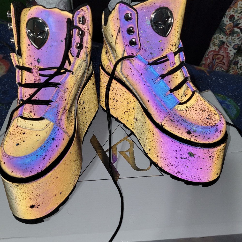 YRU Qozmo Alien Reflective Shoes Size 8